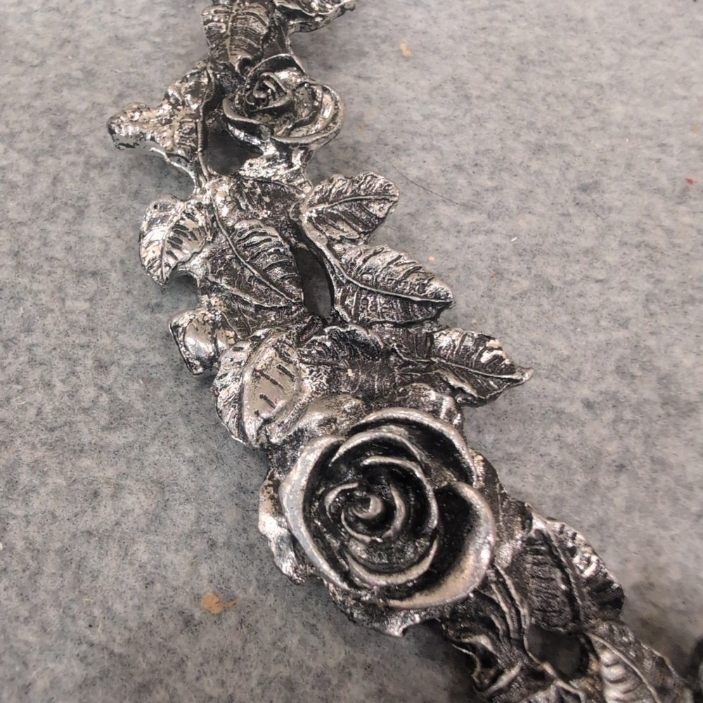 Vintage Silver Tone Cast Metal Rose Floral Wreath Stand Circular - Picture 3 of 8